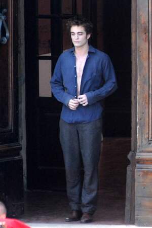 Robert Pattinson interprétait Edward Cullen dans Twilight. Edward est un vampire vivant une vie ennuyeuse avec sa famille à Forks, jusqu'au jour où il rencontre Bella Swan.