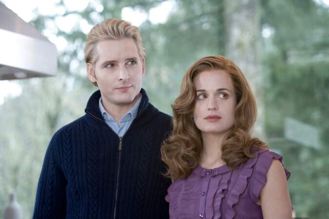Peter Facinelli interprète Carlisle Cullen, le père adoptif d'Edward. Son épouse est Esmée Cullen, jouée par Elizabeth Reaser.
