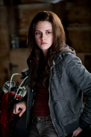 Kristen Stewart jouait Bella Swan, une adolescente qui après avoir emménagé chez son père à Forks, rencontre la mystérieuse famille Cullen et tombe amoureuse d'Edward Cullen.