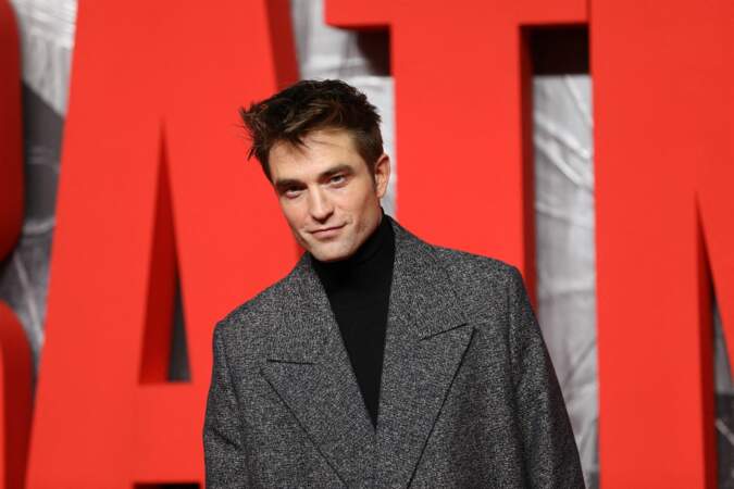 Robert Pattinson est très discret au sujet de sa vie personnelle, mais il est en couple depuis plusieurs années avec la mannequin Suki Waterhouse.