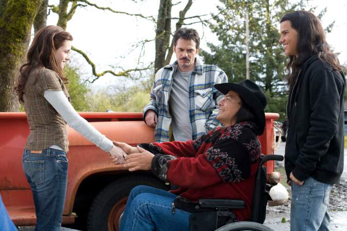 Charlie Swan, le père de Bella, était joué par Billy Burke, il est le shérif de Forks.