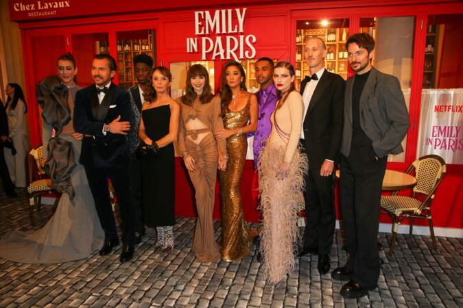 Le casting de la série Emily in Paris à l'avant-première de la troisième saison... à Paris