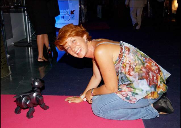 En 2003, le Festival de Saint-Tropez lui remet le Prix spécial du public à un héros de série. Elle a 47 ans.