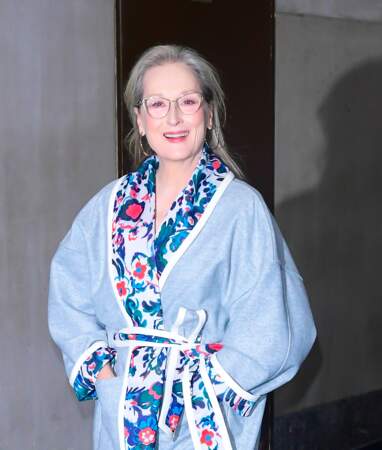 Suite à des colorations et des balayages dans des teintes grisées, Meryl Streep laisse sa vraie nature de cheveux ne faire qu'un avec son blond