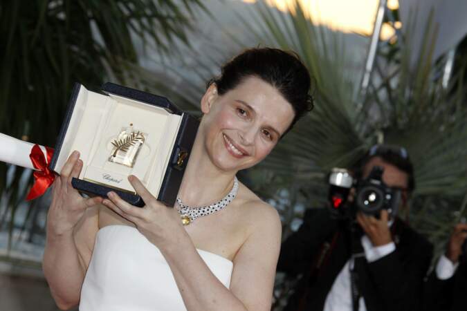 En 2010, la comédienne de 46 ans remporte le Prix d'interprétation féminine lors du 63e Festival de Cannes grâce au film Copie conforme d'Abbas Kiarostami. 