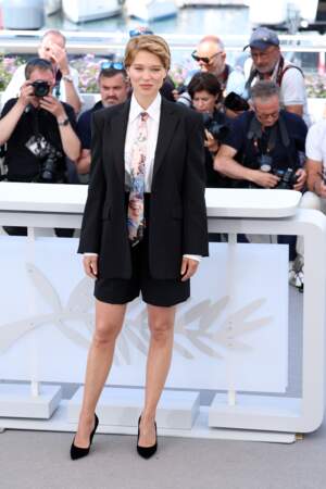 Léa Seydoux en costume short et cravate au Festival de Cannes