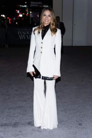 Margot Robbie en costume blanc à New York