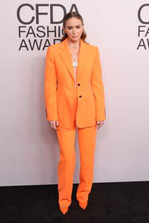 Emily Blunt en costume oversize orange