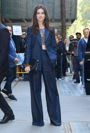 Anne Hathaway en costume en jean à New York