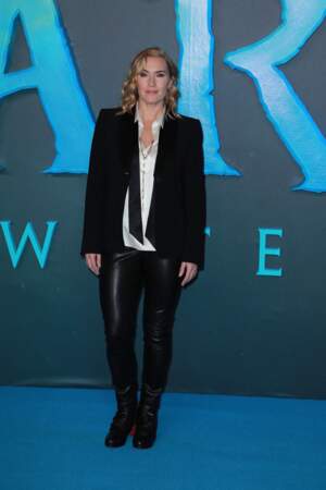 Kate Winslet en costume cravate détachée et pantalon en cuir