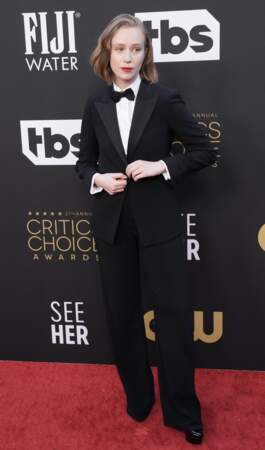 Hannah Einbinder en costume et noeud papillon au Critics Choice Awards