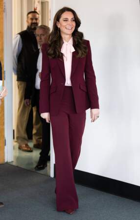 Kate Middleton en costume bordeaux et lavallière à Boston
