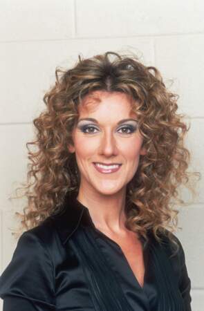 En 2000, Celine Dion revient aux cheveux longs ondulés 