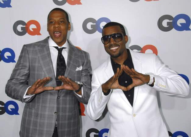 L'amitié entre Kanye West et Jay Z s'est renforcée au fil du temps et des collaborations musicales. Les deux rappeurs sont tellement proches qu'ils ont sorti un album en commun en 2011 intitulé Watch The Throne et sont même partis ensemble pour une tournée mondiale. 