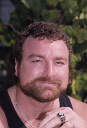 John Matuszak joue Lotney Fratelli alias « Cinoque » dans les Goonies. Il meurt peu de temps après, le 17 juin 1989, d'un arrêt cardiaque. Cela fait suite à une surdose de médicaments et de cocaïne.