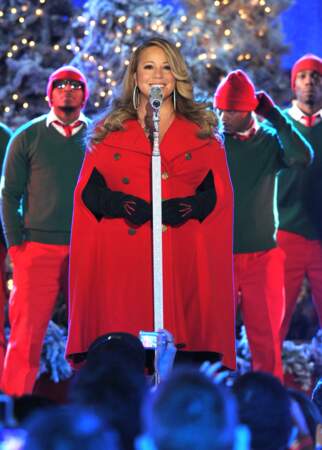 Mariah Carey en manteau de Noël en 2010
