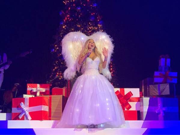 Mariah Carey en robe de princesse blanche et ailes d'anges pour Noël 2018