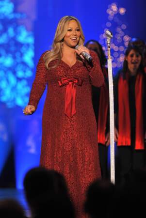 Mariah Carey en robe rouge à noeud pour Noël 2010