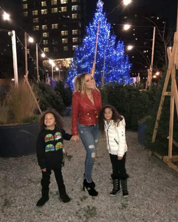 Mariah Carey en jean et veste rouge à Noël 2017
