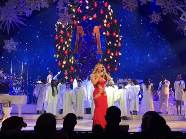 Mariah Carey en robe rouge pour Noël 2017 