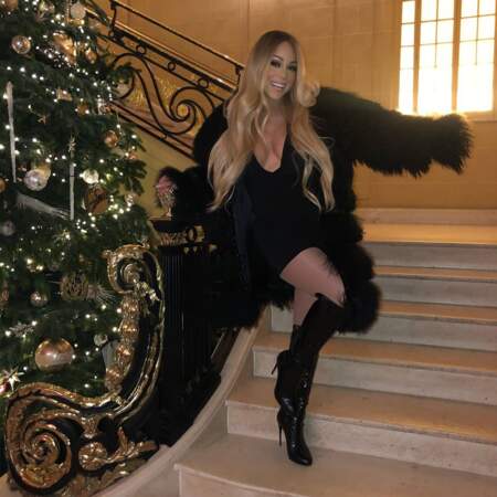 Mariah Carey en robe noire et cuissardes pour Noël 2018