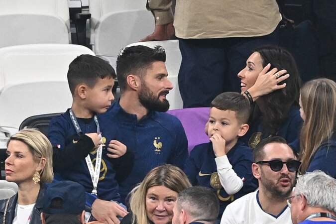 Olivier Giroud avec sa femme Jennifer et leurs enfants après le match France - Maroc.