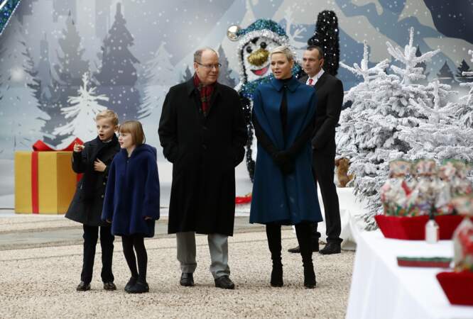 Albert II, Charlène de Monaco et leurs deux enfants devant les décorations de Noël.