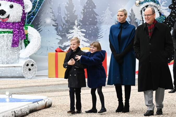 Jacques et Gabriella de Monaco découvrent avec leurs parents l'arbre de Noël au Palais de Monaco, le 14 décembre 2022.