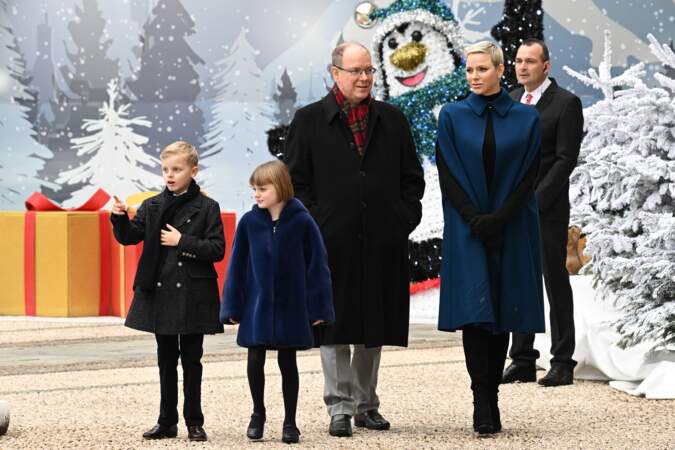 Jacques et Gabriella ont été immortalisés devant le palais princier, entourés de décorations de Noël.