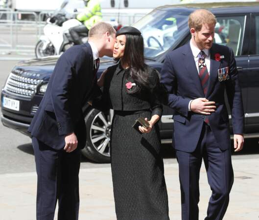 En 2016, le prince Harry rencontre sur les réseaux sociaux celle qui deviendra la femme de sa vie : Meghan Markle. Une fois sa relation devenue officielle, elle n'hésite pas à l'accompagner lors des représentations officielles. Ici, ils se rendaient tous les trois à l'Abbaye de Westminster, en 2018
