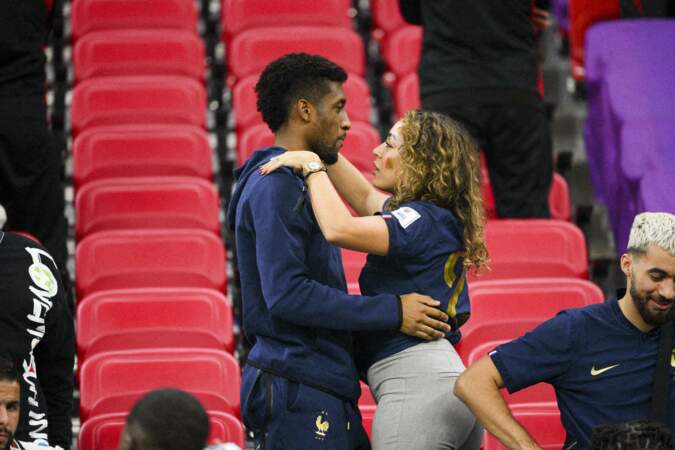 Kingsley Coman enlace sa compagne Sabrajna Duvad dans les tribunes du match France - Maroc.