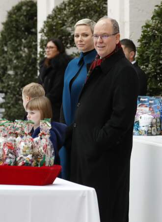 Le prince Albert II de Monaco avec son épouse Charlène de Monaco et leurs enfants lors de la fête de Noël organisée au palais.