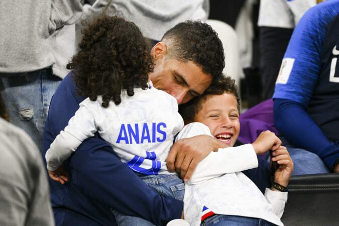 Raphaël Varane et ses enfants après le match France - Maroc.