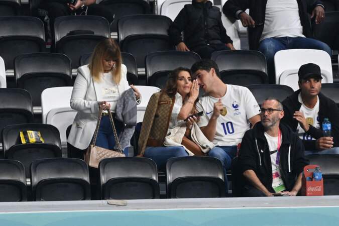 Claude Deschamps, la femme de Didier Deschamps, ainsi que son fils Dylan, sont venus le soutenir dans les tribunes du match France - Maroc. 
