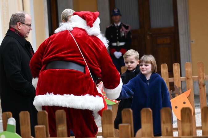 Le père Noël a illuminé les yeux des jumeaux d'Albert II et de Charlène de Monaco.