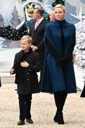 Le prince Jacques et sa mère Charlène de Monaco, lors de la découverte de l'arbre de Noël de Monaco.