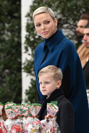La princesse Charlène de Monaco découvre les confiseries de Noël avec son fils Jacques.  