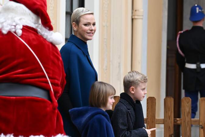 L'épouse d'Albert II avec ses jumeaux lors de la découverte de l'arbre de Noël au palais de Monaco.