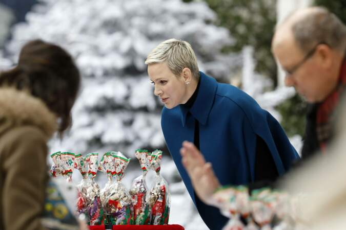 La princesse Charlène de Monaco regarde les confiseries de Noël.  