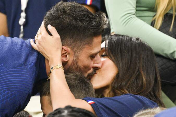 Olivier Giroud embrasse sa femme Jennifer dans les tribunes après le match France - Maroc.