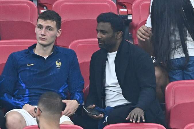 Benjamin Pavard accompagné d'un proche lors du match France - Maroc.