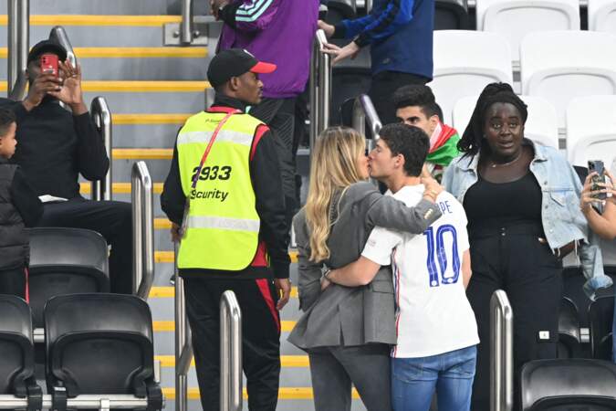 Dylan Deschamps, le fils de Didier Deschamps, embrasse sa compagne Mathilde Cappelaere lors du match France - Maroc. 