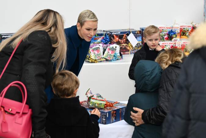 Charlène de Monaco et son fils découvrent les jouets de Noël avec d'autres enfants, au palais de Monaco.