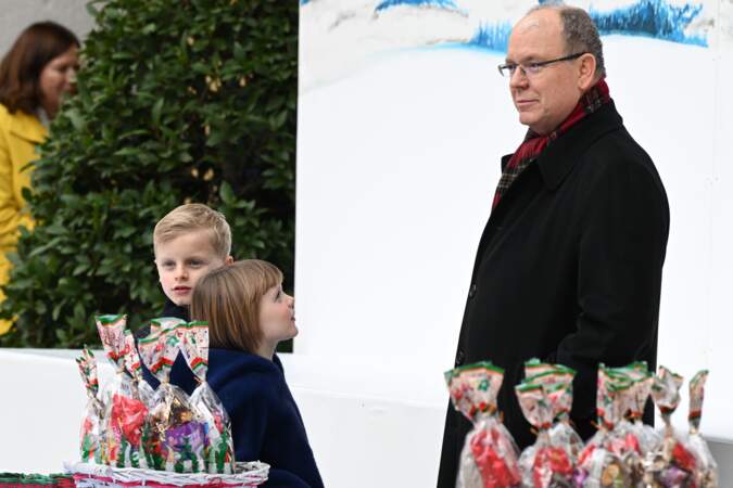 Le prince Albert II et ses enfants Jacques et Gabriella, lors de la célébration de l'arbre de Noël de Monaco.