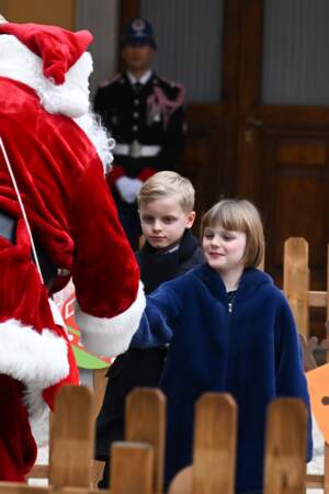Leurs parents ont fait venir spécialement pour l'occasion un homme déguisé en Père Noël. 