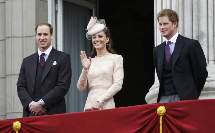 La plupart des représentations officielles se font désormais à trois ! Kate Middleton s'ajoute à l'équation mais Harry reste proche de son frère. Ici, ils saluent la foule du balcon du Palais de Buckingham lors des traditionnelles célébrations de juin, en 2012