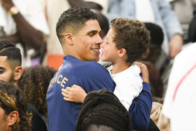 Raphaël Varane et son fils après le match France - Maroc.