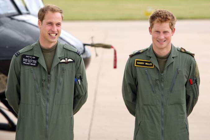 En 2009, le prince William et le prince Harry rencontrent conjointement les médias lors de leur formation sur un hélicoptère militaire. Ce n'est pas ce nouveau challenge qui va les effrayer !