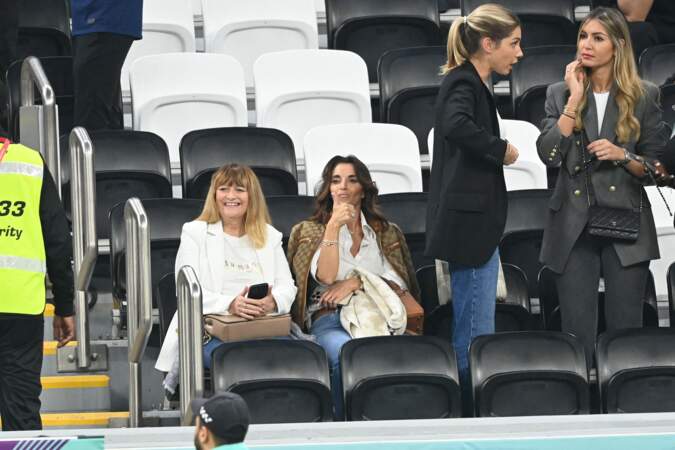 Claude Deschamps, la femme de Didier Deschamps, Mathilde Cappelaere, la compagne de Dylan Deschamps, dans les tribunes du match France - Maroc. 