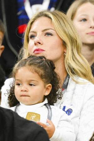 Camille Tytgat, la femme de Raphaël Varane et leur fille dans les tribunes du match France - Maroc.